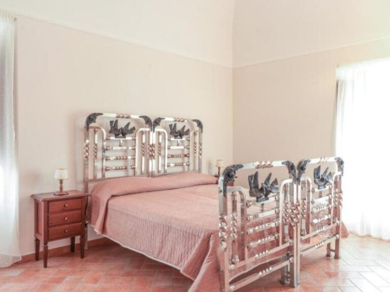 Camera con letto matrimoniale e letto singolo in ferro battuto decorato
