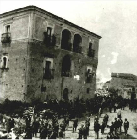 Fotografia d’epoca di Palazzo Scelzi con la folla in piazza